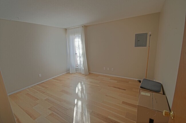 Building Photo - Cute NE Town Home