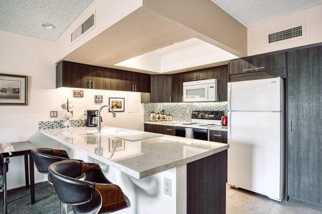 Building Photo - 1655 E Palm Canyon Dr