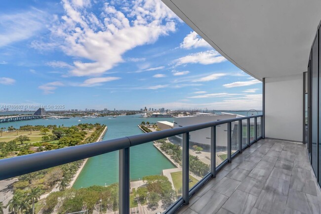Foto del edificio - 888 Biscayne Blvd