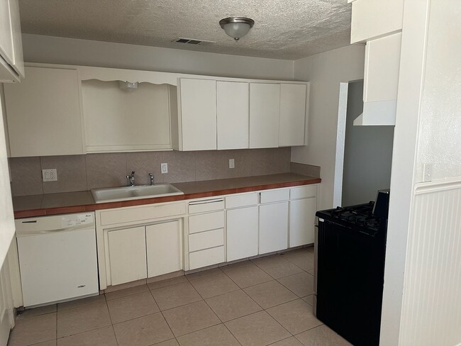 Building Photo - 1589 E Alpine Ave