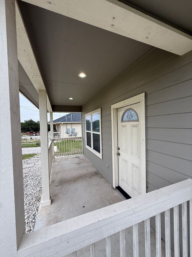 Building Photo - NEW ON MARKET