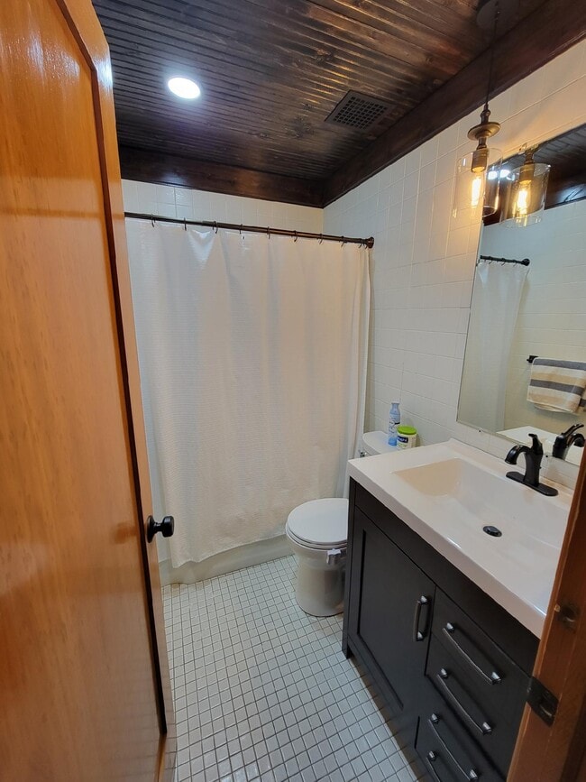 Building Photo - 1481 Scheffer Ave