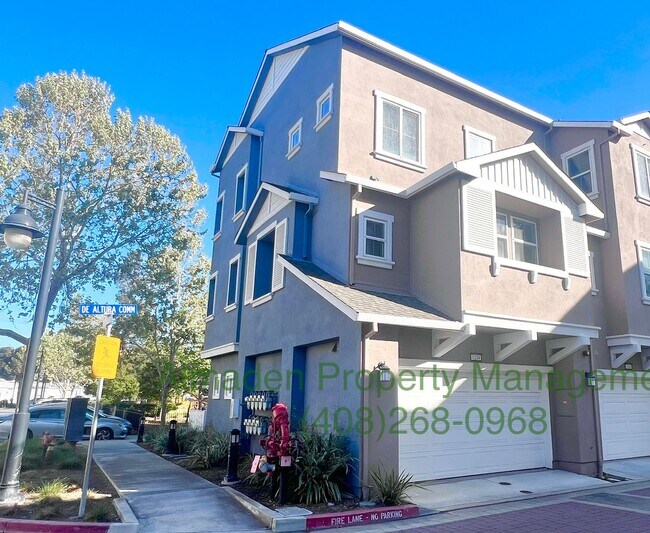 Foto del edificio - Newer Corner Townhome in Great Location! Central A/C & Pets Negotiable!