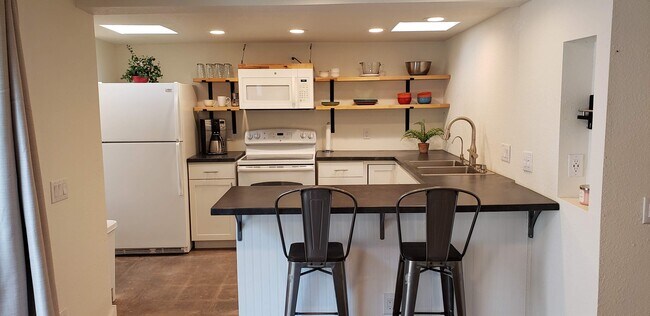 kitchen - 414 N Michigan Ave