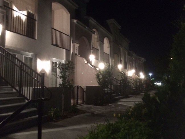 Building Photo - 461 Nokomis Ave S