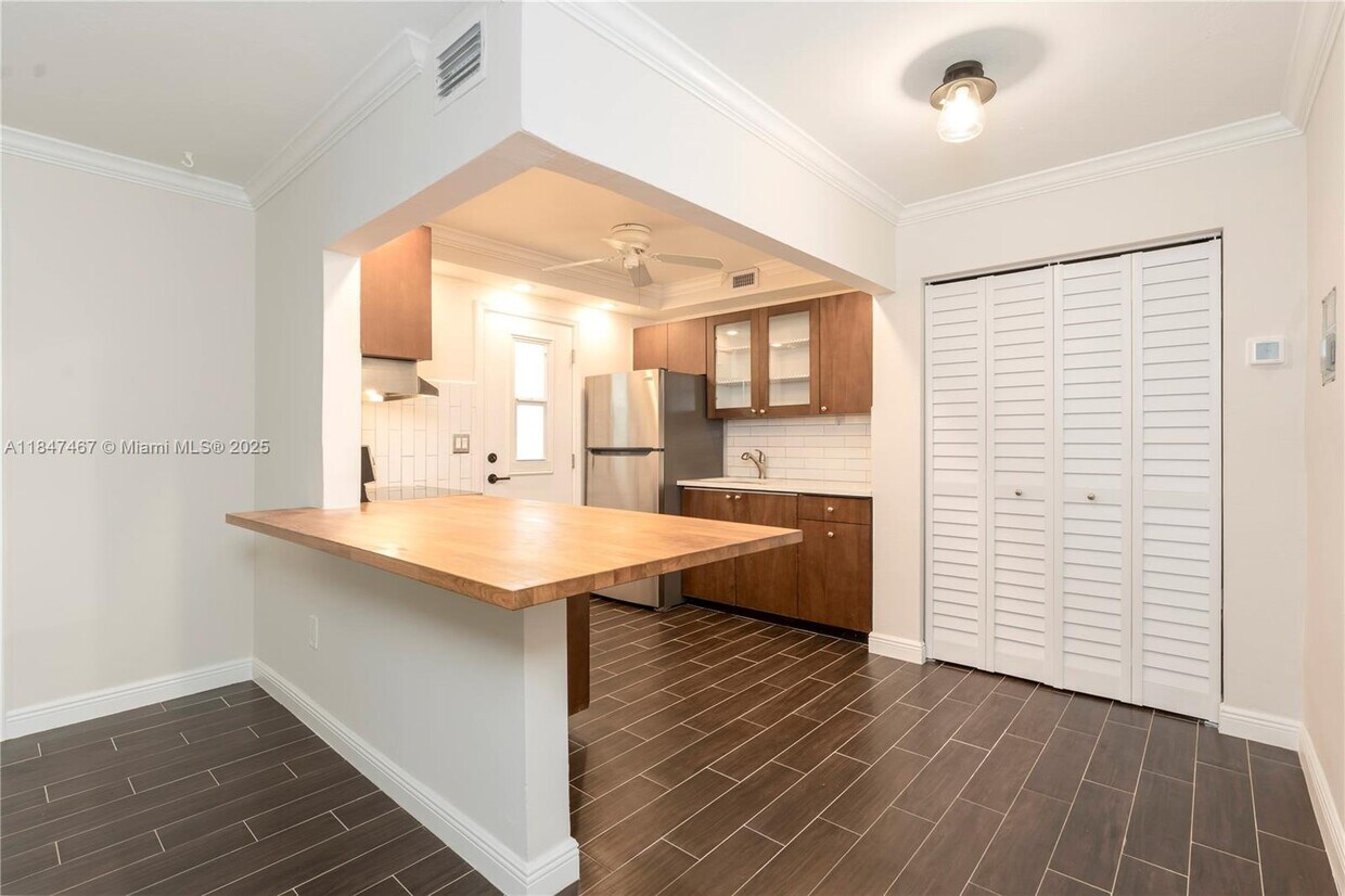 Foto principal - 3240 Mary St