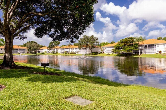 Foto del edificio - ** SEASONAL ** 2 BED/2 BATH LAKE VIEW CONDO AT PIPER'S GROVE NAPLES FLORIDA ** FIRST FLOOR UNIT **
