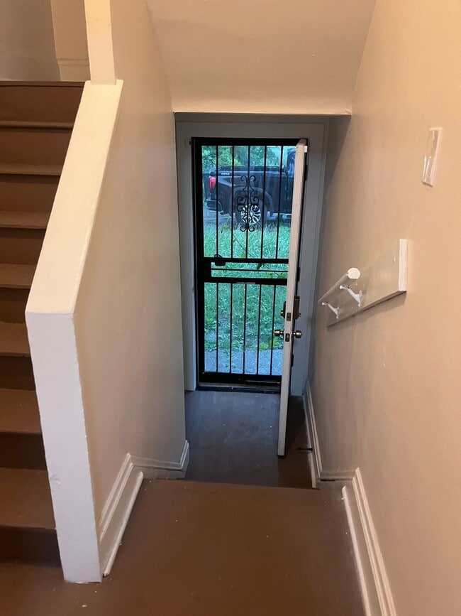 Foto del edificio - Charming 2-Bedroom Upper Unit – Spacious Living