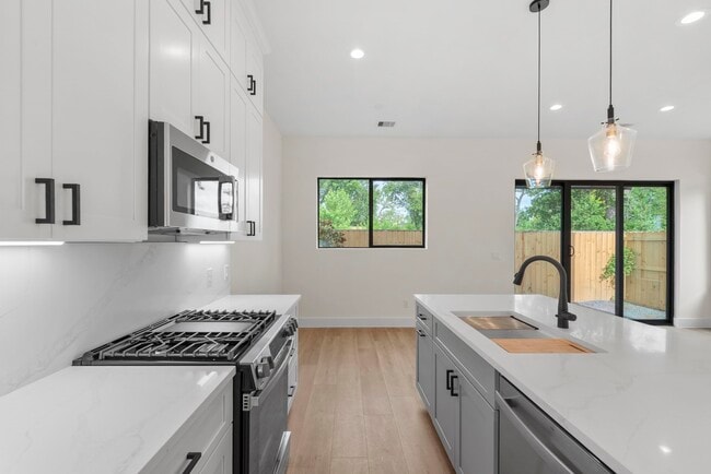 Building Photo - 6131 Pacific Frst Dr