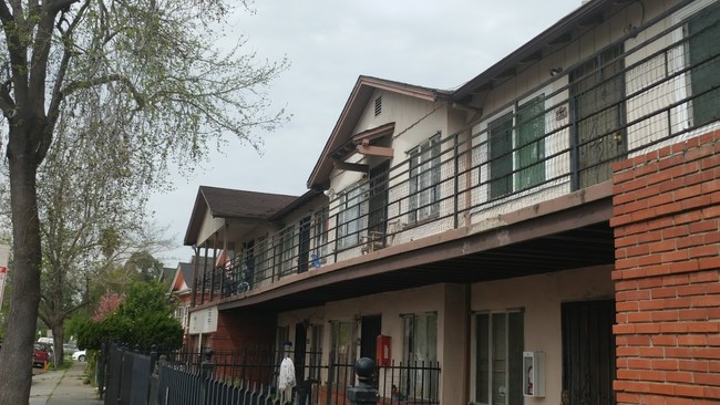 Building Photo - Ashbrook Court Apartments