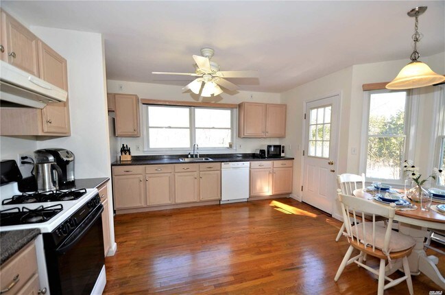 Foto del edificio - 235 Lilac Ln