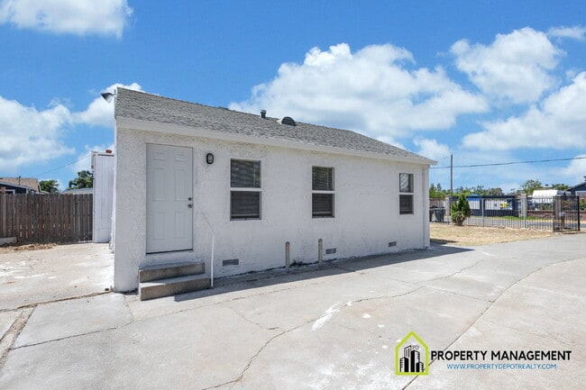 Building Photo - Charming 2-Bedroom Retreat in Sacramento – Gated w/Large yard