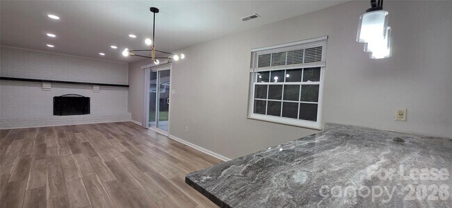 Foto del edificio - 7200 Shadowlake Dr