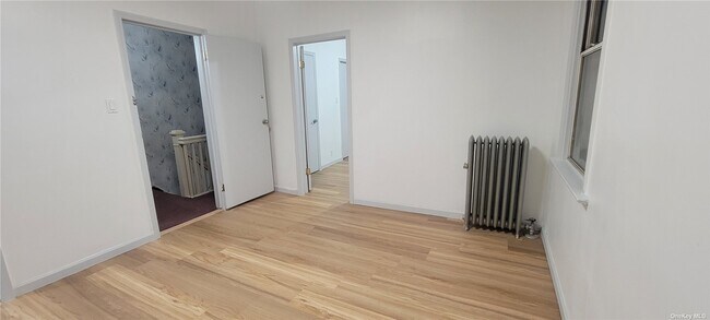 Foto del edificio - 68-18 Caldwell Ave