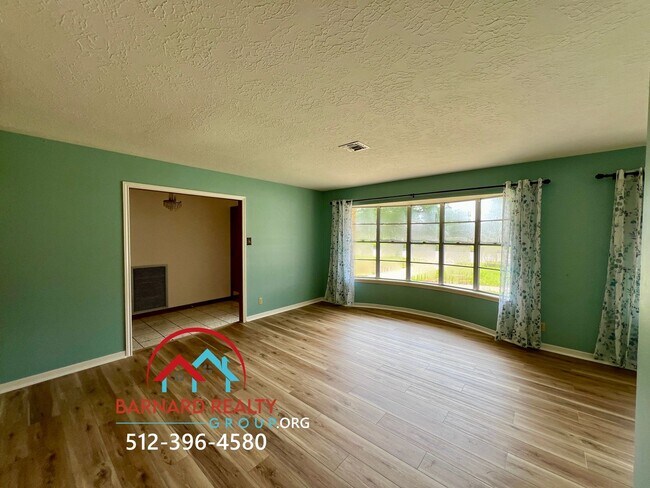 Foto del edificio - Available Early July: House Built for a Family