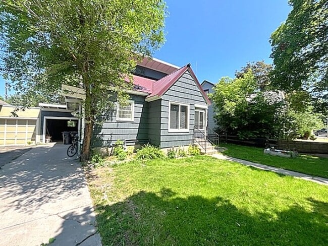 Building Photo - Newly Renovated Daylight Basement Duplex Apartment in Amazing Location!