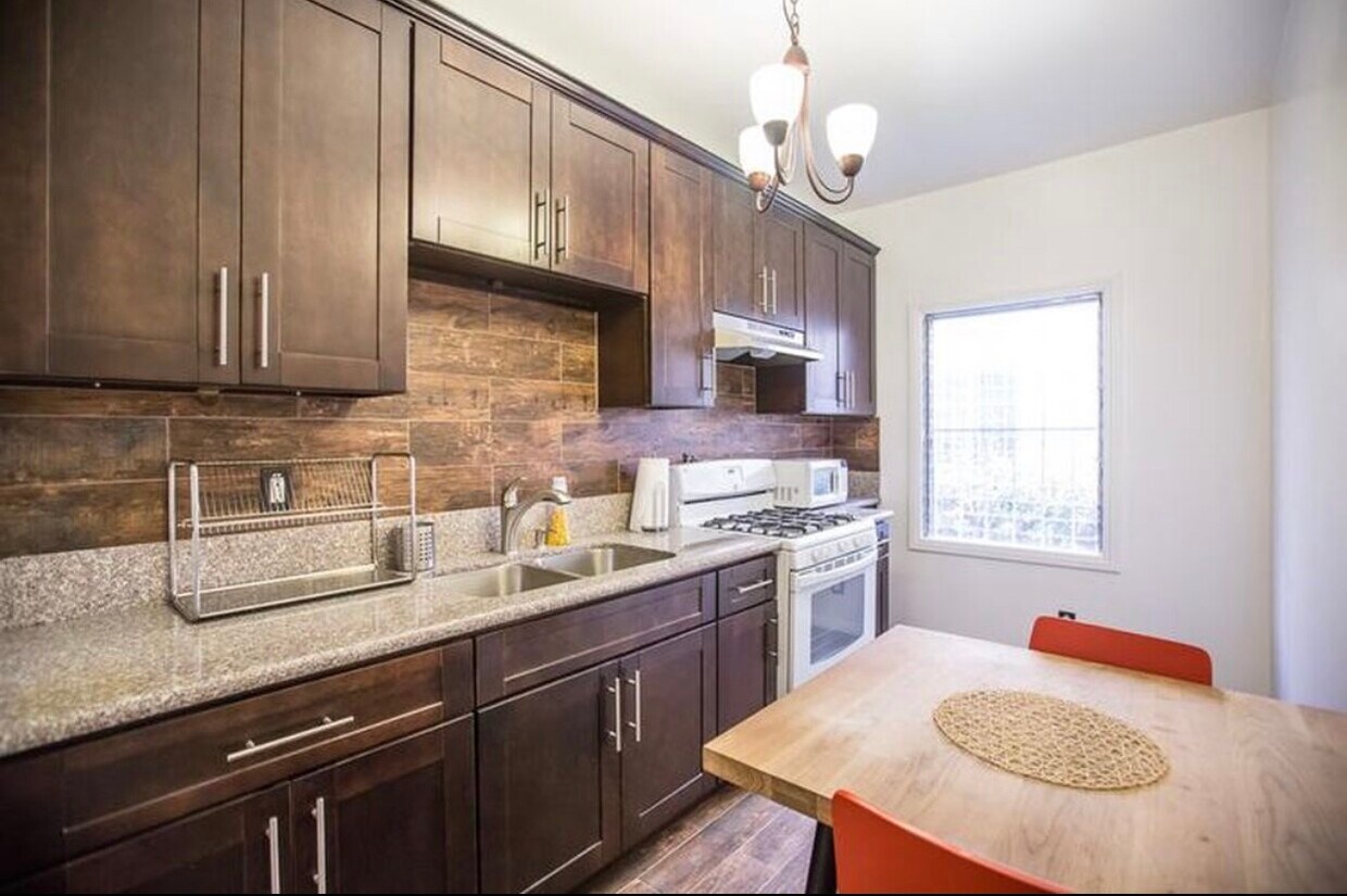 Primary Photo - 138 N Clark Dr
