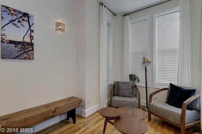 Sala de estar B - 727 11th St NE