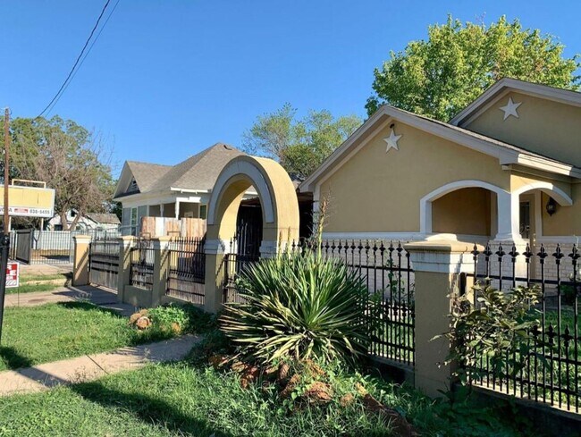 Foto del edificio - Spacious 2 Bed, 1 Bath Home in Riverside R...