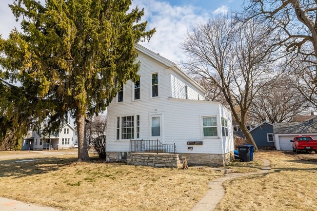 Building Photo - 576 Jefferson St