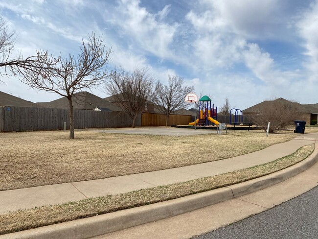 Building Photo - 3 bedrooms 2.5 bath - 2235 square feet