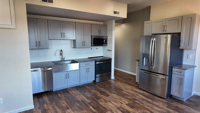 Foto del edificio - Fresh, Two-Story OTR Duplex with Downtown Views – Renovated 3BR/2BA, In-Unit Laundry
