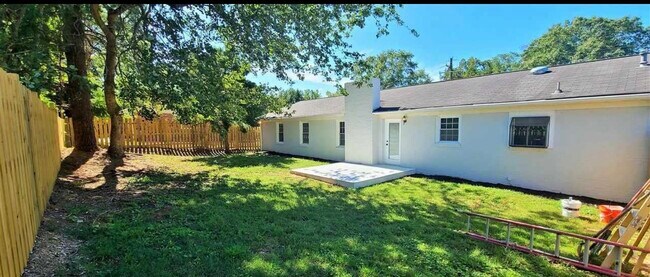 Foto del edificio - 32 Woodfern Cir