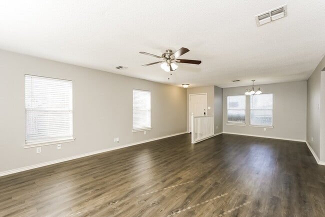 Building Photo - 320 Capricorn St