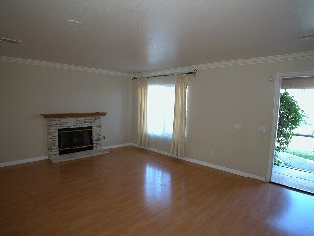 Building Photo - WOW! Great Eastlake Trails Former Model Home
