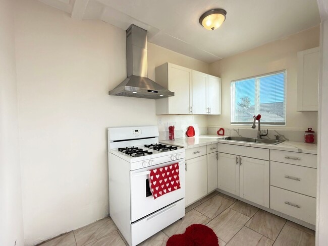 Foto del edificio - **2255 Linden Ave Long Beach** Downstairs 1 bedroom 1 bath !!2 weeks free OAC!!