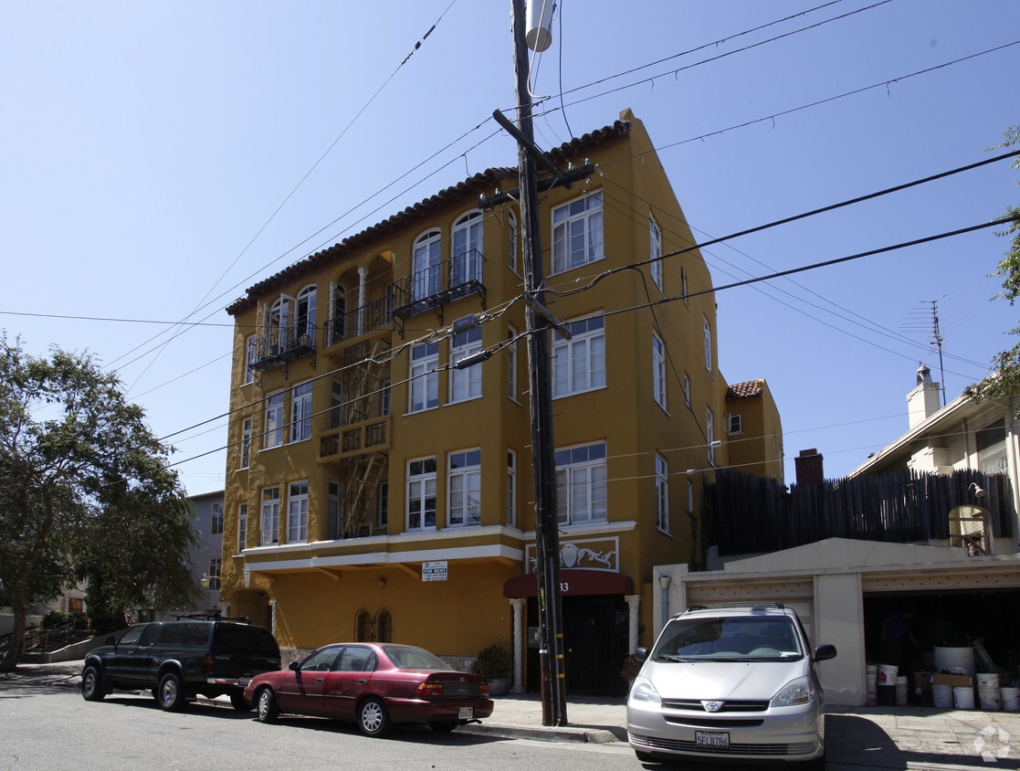 Building Photo - 633 Alma Ave