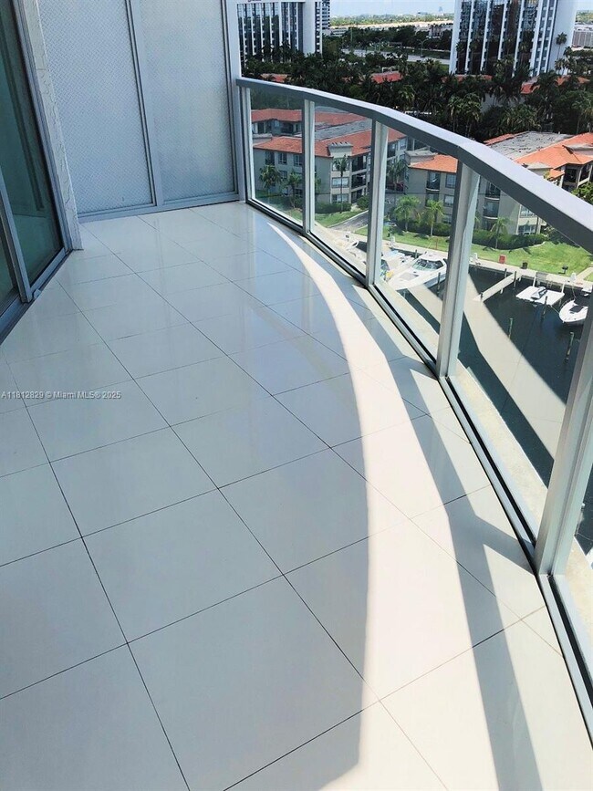 Foto del edificio - 3029 NE 188th St