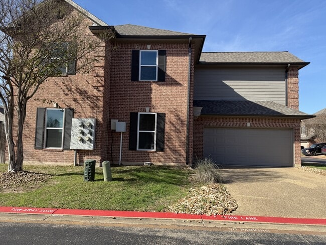 Building Photo - 1425 W Villa Maria Rd