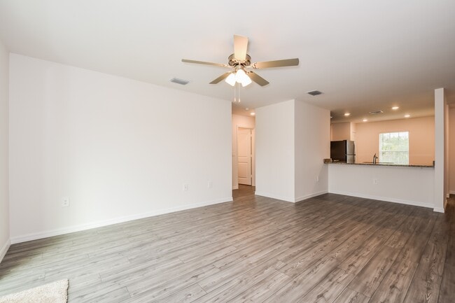 Building Photo - 879 Youngreen Dr