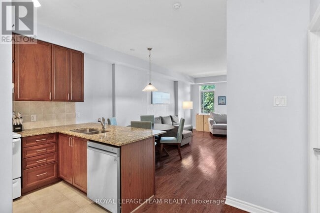 Building Photo - 205 Bolton St