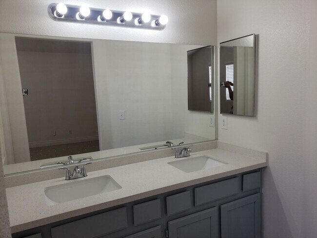 Building Photo - 2324 High Uintas Dr