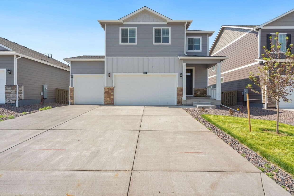 Primary Photo - 3 bedroom, 2 1/2 bath home in Tailholt!