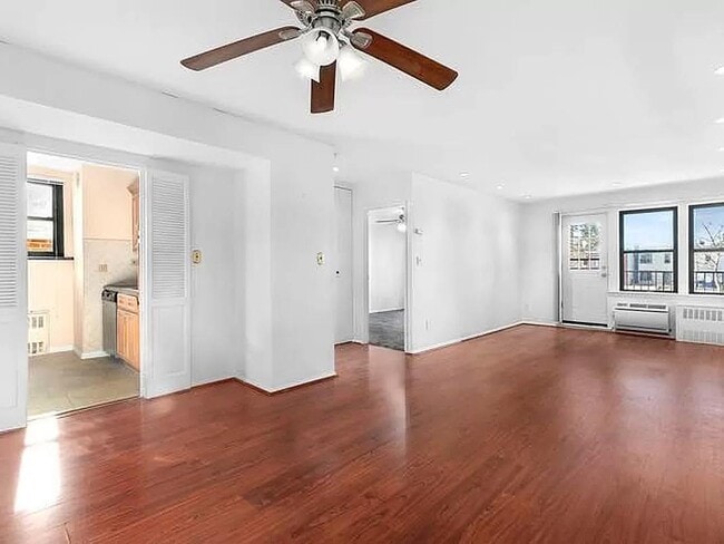 Photo - 1874 Pelham Pkwy S Apartment