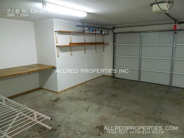 Building Photo - 718 N Daisy Ln