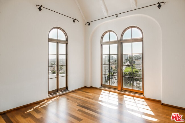 Foto del edificio - 1302 N Sweetzer Ave