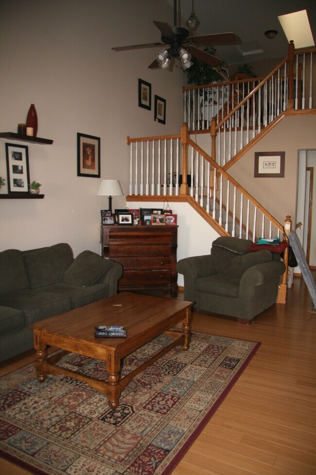 Building Photo - 3 bedroom townhome available in Saddleback...