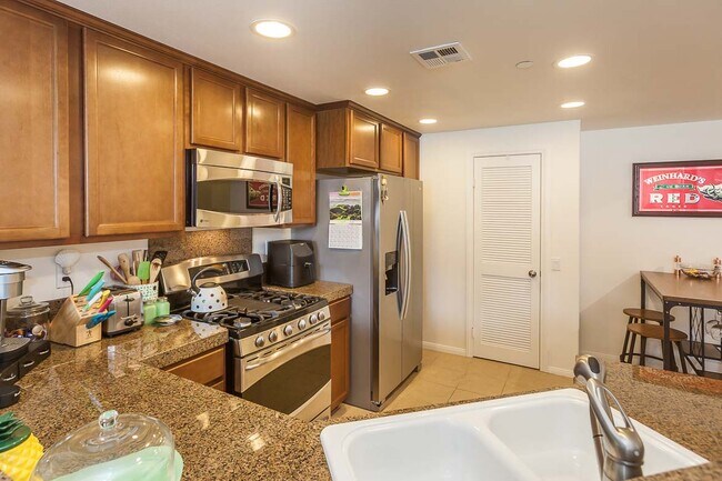 Building Photo - 970 Tarragon Ln