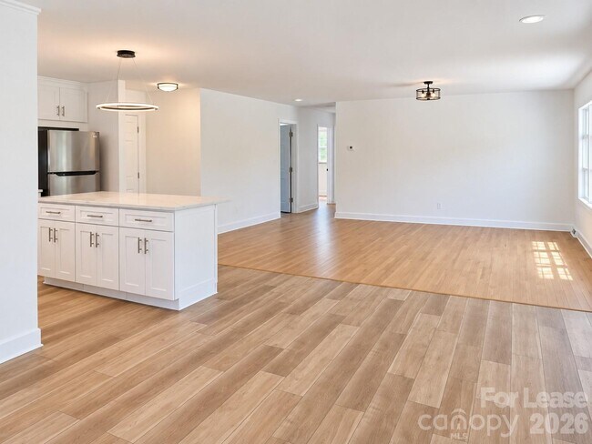 Building Photo - 7500 Thorncliff Dr