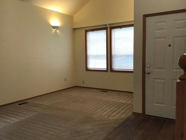 Foto del edificio - 3012 NE Glacier Way