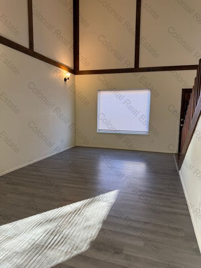 Foto del edificio - Spacious two story condo