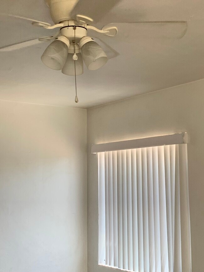 Persianas nuevas - 1623 Thelma Ln