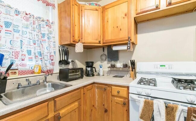 Kitchen Picture 2 - 719 E Willard St