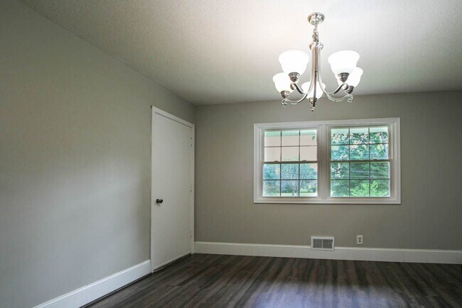 Foto del edificio - 8613 Zenith Rd