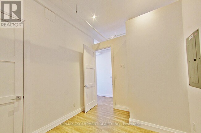 Building Photo - 220 Dundurn St S