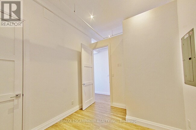 Building Photo - 220 Dundurn St S